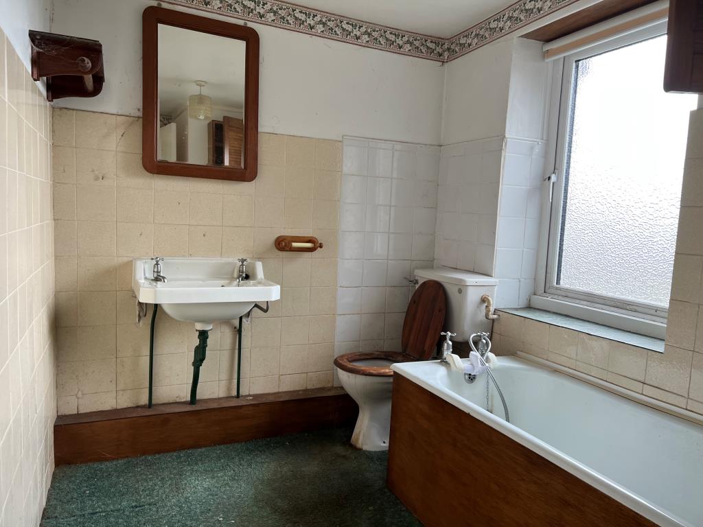 Lot: 78 - TERRACED COTTAGE FOR UPDATING -